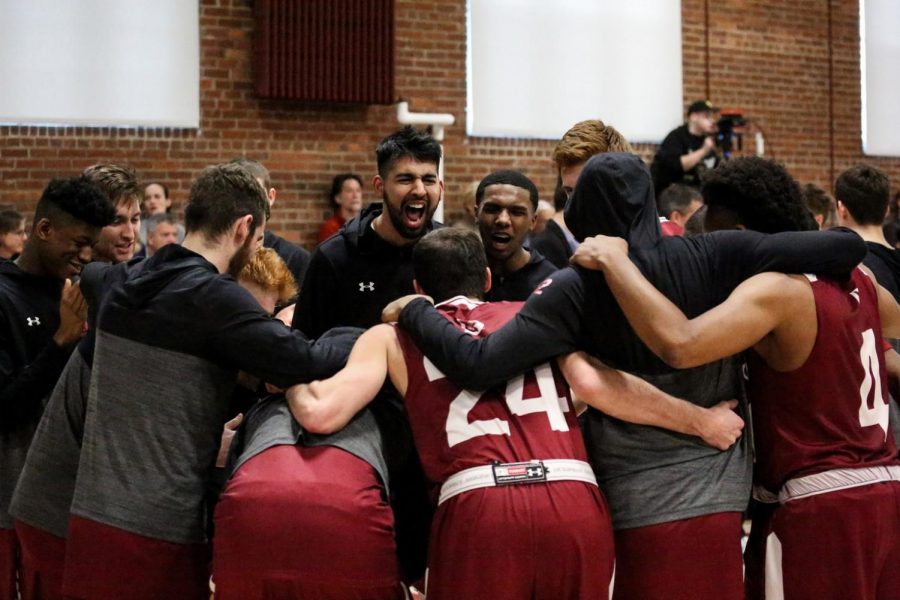 Basketball Columnist Robbie Hodin ‘22 sat down with men’s basketball head coach Jon Furbush ‘05 to talk about the team’s strategies coming into this season. Here, the team pictured during the 2019-2020 season.