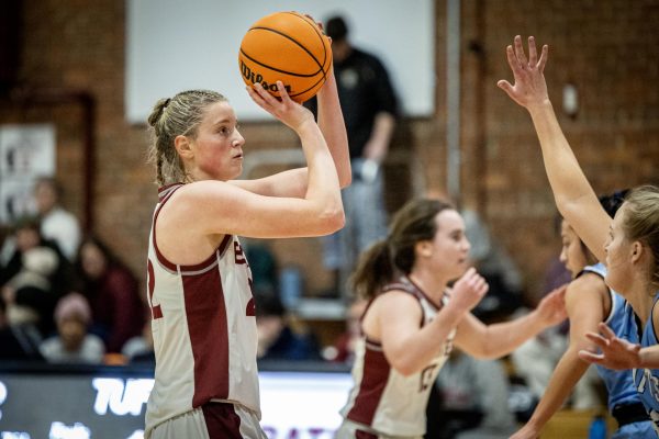 Sophomore Elsa Daulerio scored a team-high 19 points and hit the game-winning shot at the buzzer as the Bates womens basketball team won a 62-60 thriller over Tufts on Saturday, Jan. 20, 2024. (Phyllis Grader Jensen/Bates College)